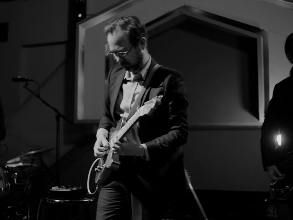 Kelly Doyle on guitar at Ovations in Houston
